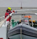 Seenotretter befreien sechs Menschen auf Plattbodenschiff und Peilboot aus Gefahr