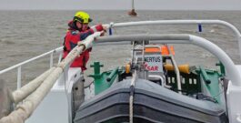 Seenotretter befreien sechs Menschen auf Plattbodenschiff und Peilboot aus Gefahr