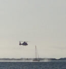 Seenotretter und Hubschrauber im Einsatz vor Spiekeroog