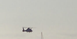 Seenotretter und Hubschrauber im Einsatz vor Spiekeroog